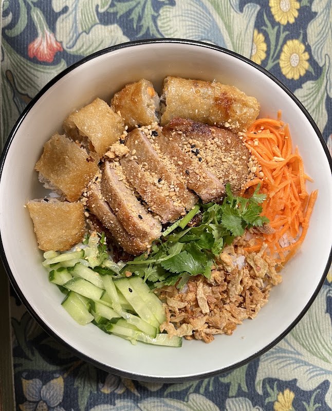 Bol de bobun : viande émincée, nêms coupés, crudités
