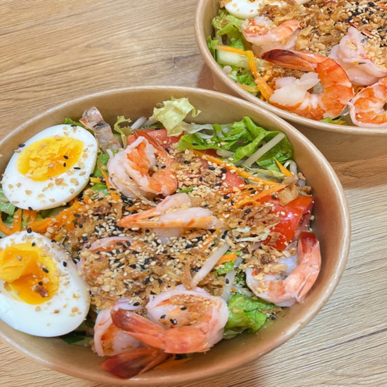 Salade de crevettes, œuf dur et jeunes pousses
